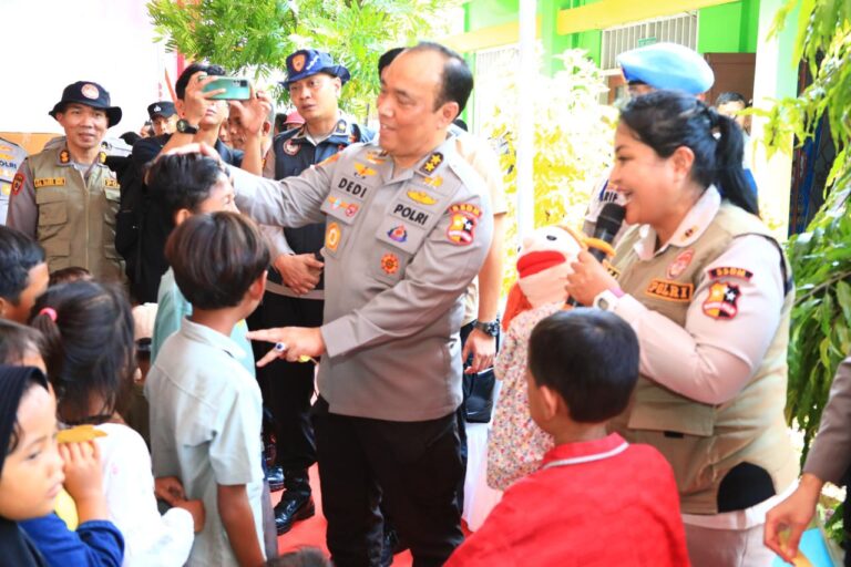 As-SDM Kapolri dan Rombongan Hibur Anak-anak Korban Banjir Demak di Posko Trauma Healing