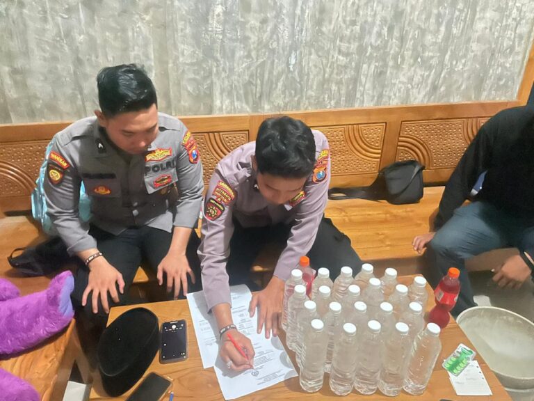 Gelar Operasi Pekat, Polres Situbondo Berhasil Amankan Puluhan Botol Miras