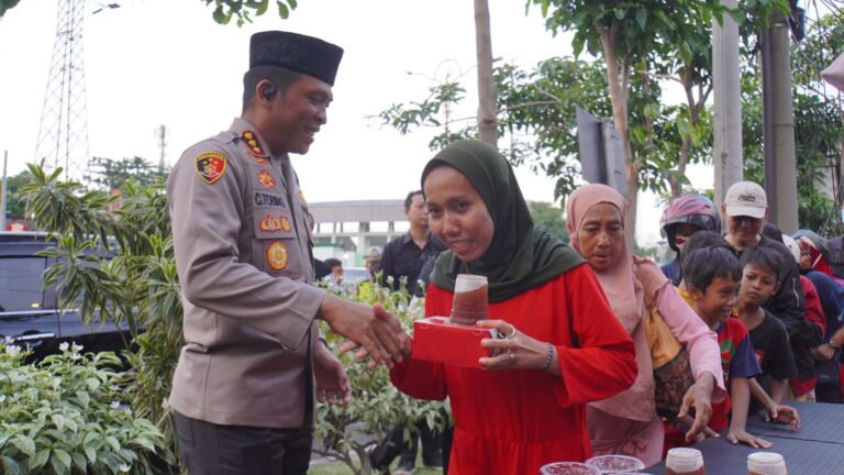 Berkah Ramadhan, Polresta Sidoarjo Berbagi Takjil untuk Masyarakat