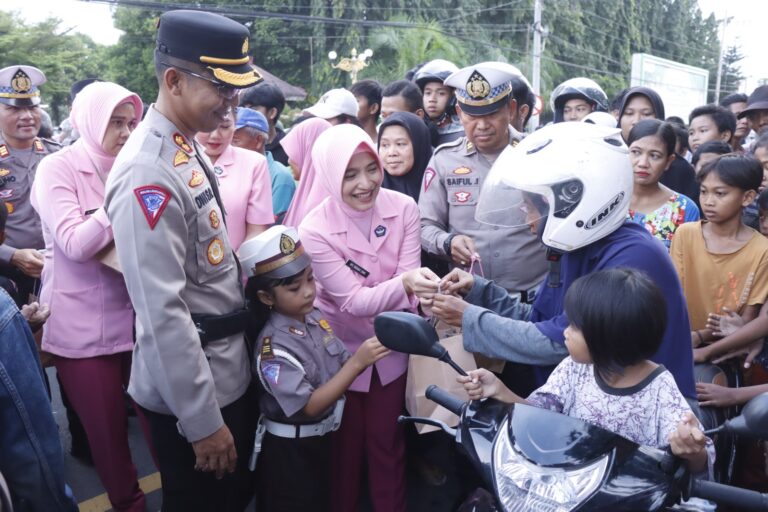 Ramadhan Berkah, 500 Paket Takjil Untuk Warga Dibagikan oleh Bhayangkari Polres Situbondo