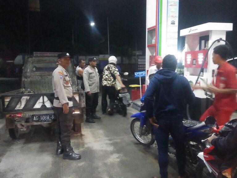 Polres Tulungagung Intensif Melakukan Patroli di SPBU Jelang Mudik Lebaran Pastikan Ketersediaan BBM