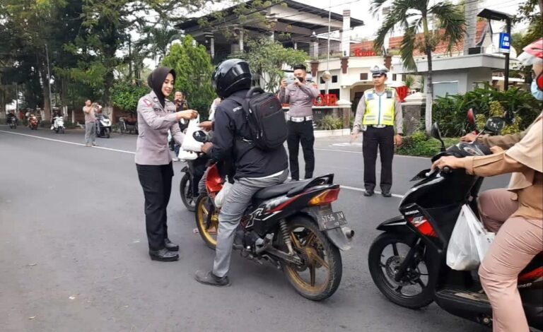 Polres Bondowoso Berbagi Takjil Sembari Edukasi Pengendara Tertib Lalu Lintas