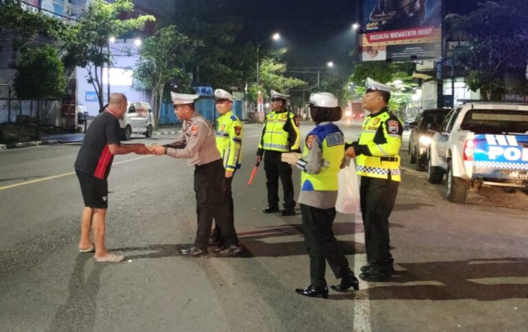 Patroli Sahur Ramadhan Polres Bojonegoro Berbagi Nasi Kotak Untuk Warga