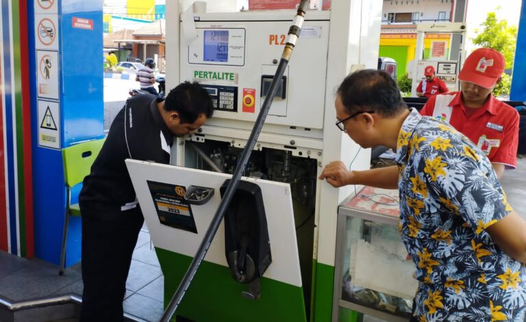 Jelang Mudik Lebaran Polres Ponorogo Sidak SPBU Pastikan Stok dan Takaran BBM Aman