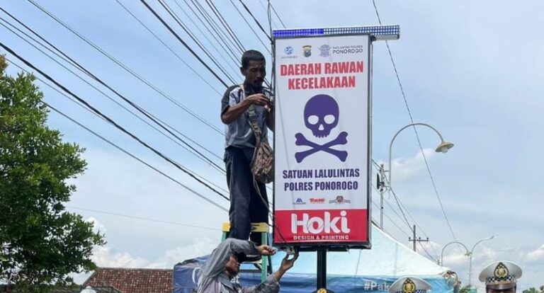 Jelang Mudik Polres Ponorogo Pasang Neon Box di Jalur Rawan Kecelakaan