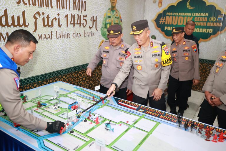 Kapolda Jatim Cek Pospam Pastikan Malam Jelang Lebaran Aman dan Kondusif