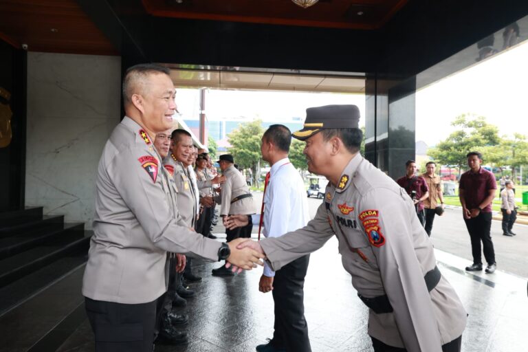 Hari Kesadaran Nasional, Kapolda Jatim Kembali Beri Penghargaan Anggota Berprestasi