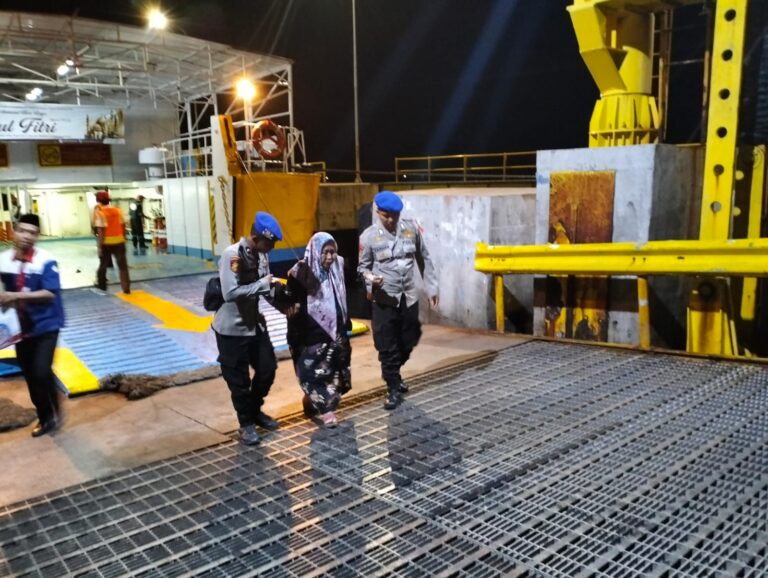 Layanan Prima Balik Mudik Lebaran Polres Situbondo Siagakan Personel di Pelabuhan Jangkar