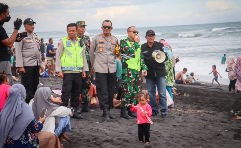 Cegah Laka Laut Pada Lebaran Ketupat Sinergitas TNI – Polri Beri Pengamanan di Pantai Watu Pecak Lumajang