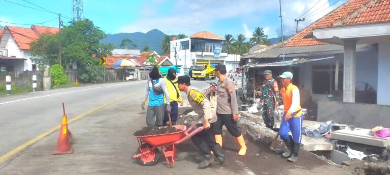 Sinergitas TNI Polri Bersihkan Saluran Air Pasca Banjir di Lumajang