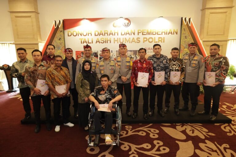 Korban Bom Gereja di Surabaya Terima Penghargaan dari Polri