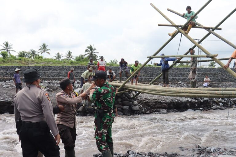TNI-Polri dan Warga Lumajang Gotong Royong Bangun Jembatan Darurat Pasca Banjir Lahar Dingin Gunung Semeru