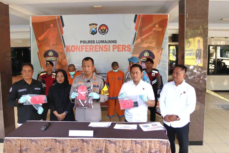 Dua Pria Diamankan Polisi Saat Asyik Main Judi “Online” di Lumajang