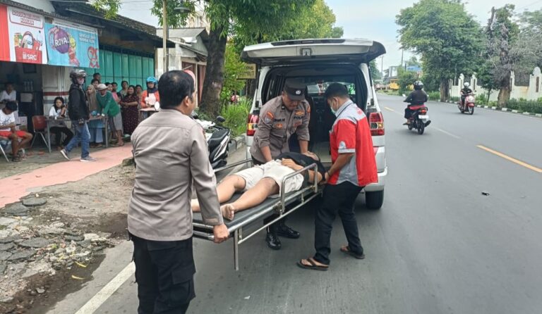 Tanggap dan Responsif, Personel Polres Mojokerto Bantu Korban Laka Lantas
