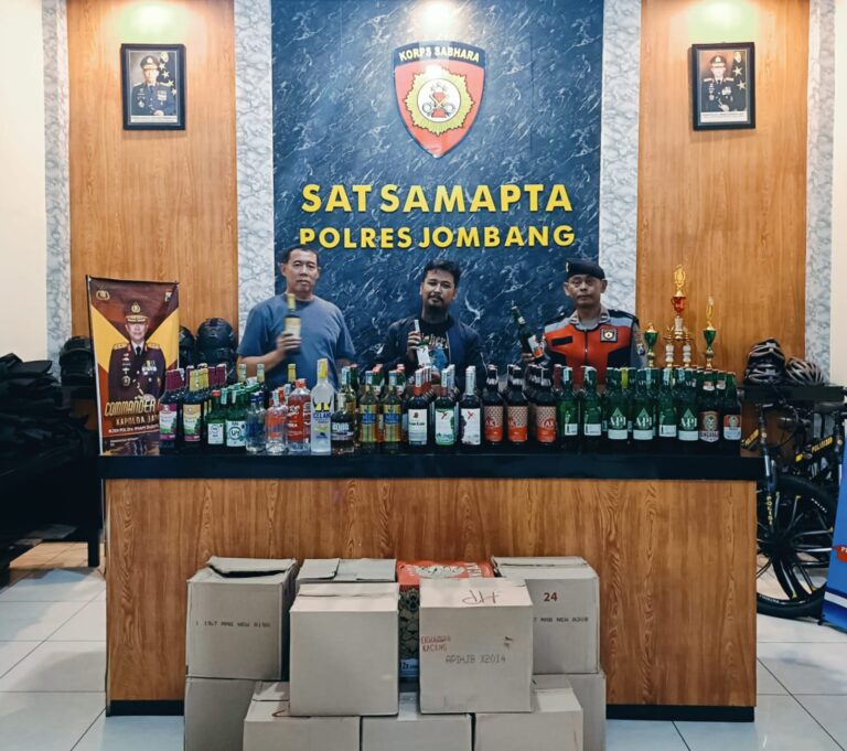 Polisi Amankan Seorang Pemuda dan Ratusan Botol Miras dari Berbagai Merk di Jombang