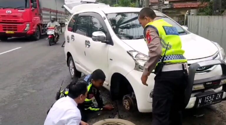 Cepat Dekat dan Bersahabat Polisi Bantu Pengendara yang Kesulitan Saat Ban Mobilnya Bocor di Jalan Raya Lumajang