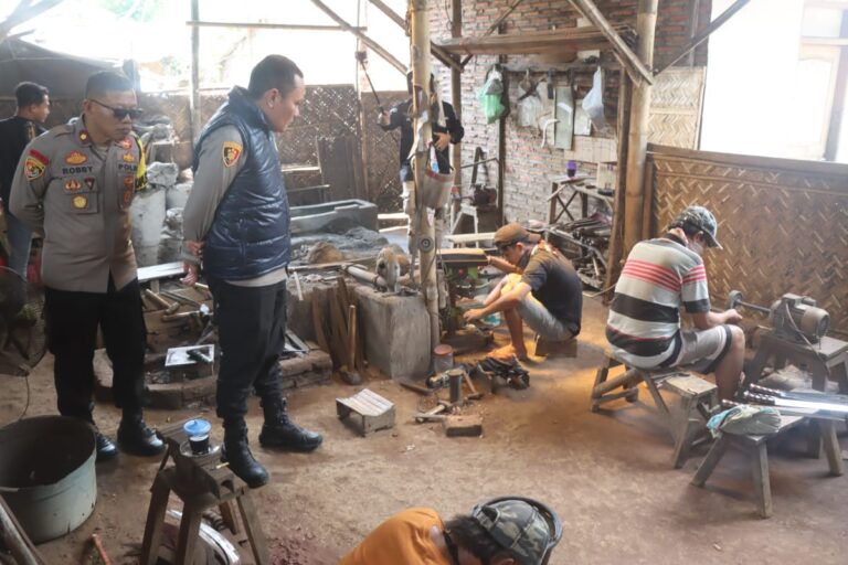 Dukung UMKM, Kapolres Bondowoso Beri Motivasi Sektor Industri Kerajinan Tangan