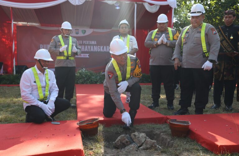 Kapolda Jatim Letakan Batu Pertama Pembangunan Rumah Sakit Bhayangkara di Pamekasan