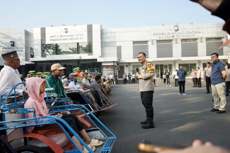 Tebar Kebahagiaan, Kapolrestabes Surabaya Kembali Gelar Sarapan Bareng Abang Becak