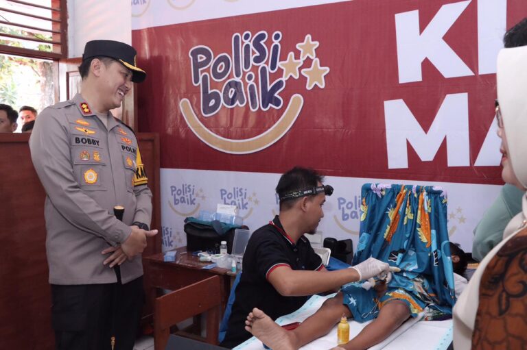 Polda Jatim Gelar Baksos dan Bakkes Laksanakan Program “Polisi Baik” di Lamongan