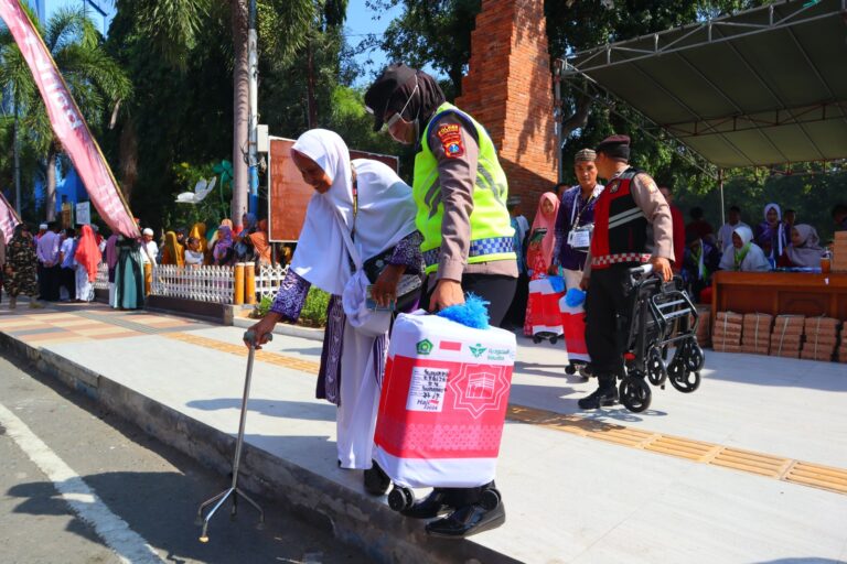 Polisi Ramah Lansia Beri Layanan Prima Pemberangkatan CJH Situbondo