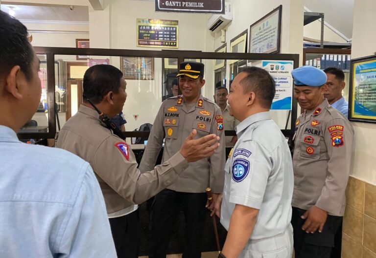 Kapolres Lumajang Sidak Samsat Pastikan Layanan Prima Bersih dari Calo