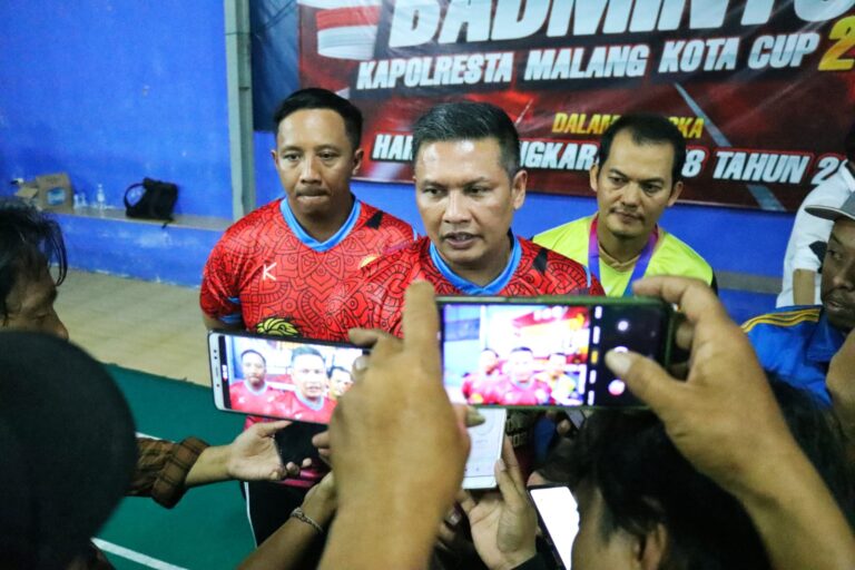 Kapolresta Malang Kota Serahkan Piala dan Uang Pembinaan Juara Turnamen Badminton Piala Kapolresta Cup 2024