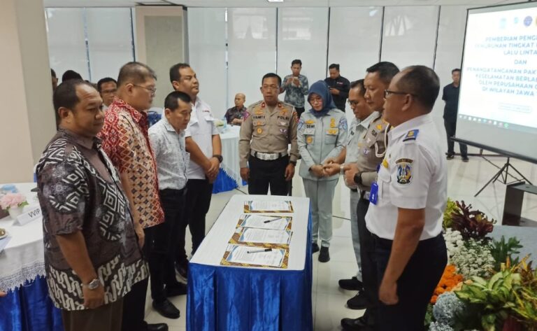 Tekan Laka Lantas Bus, Ditlantas Polda Jatim Lakukan Tanda Tangan Pakta Integritas dengan PO