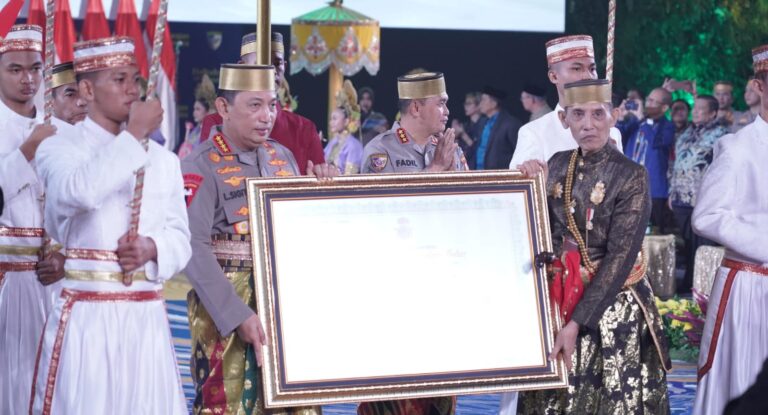 Kapolri Diberi Gelar Adat-Pusaka oleh Dewan Adat dan Kerajaan di Sulawesi Selatan