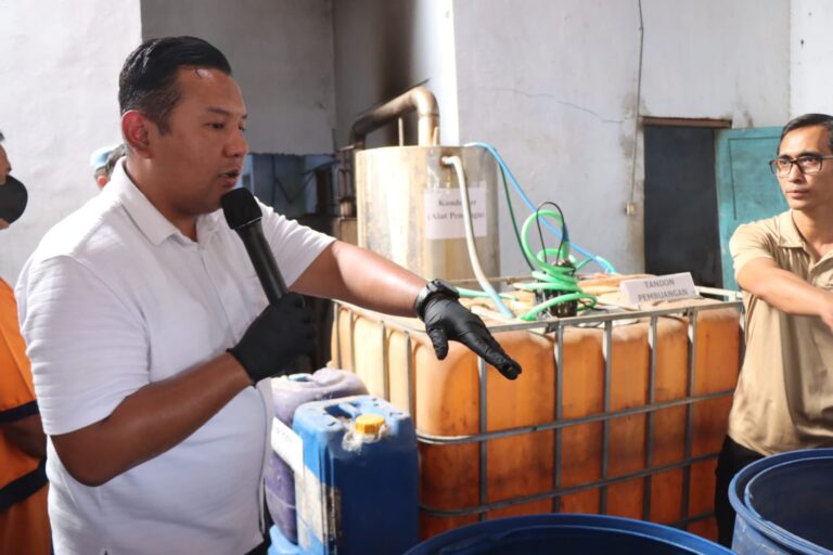 Polisi Bongkar Pabrik Miras Rumahan di Malang, Sekali Produksi Bisa Capai 250 liter Arak