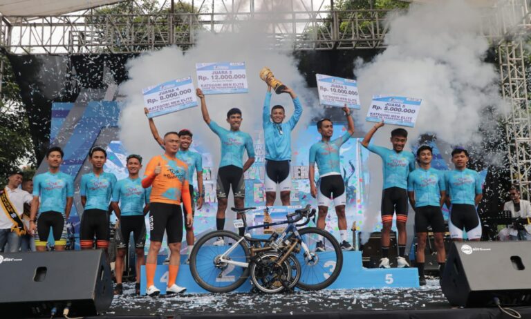Kapolda Jatim Serahkan Medali Untuk Para Juara Tour de Panderman di Kota Batu