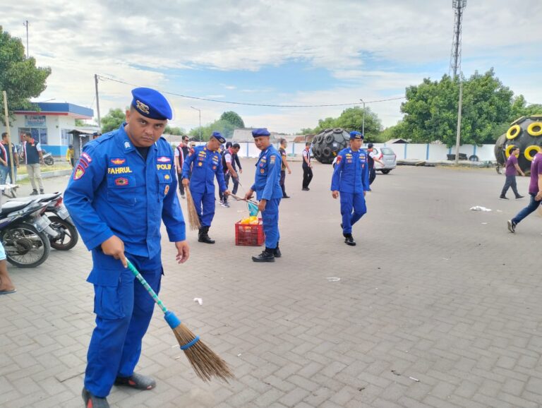 World Ocean Day, Satpolairud Bersama Masyarakat Bersihkan Pantai Situbondo