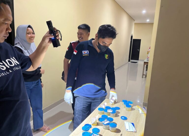 Polres Sumenep Amankan Puluhan Dos Berisi Miras Dari Dua Cafe, 34 Pengunjung Ditest Urine