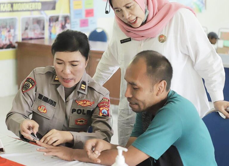 Polwan Polres Mojokerto Peduli Beri Motivasi Lansia di Panti Jompo