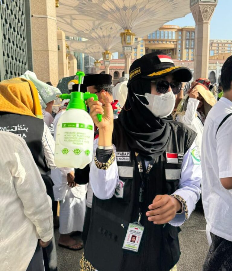 Kisah Polwan Bantu Jemaah Haji saat Cuaca Panas di Arab Saudi