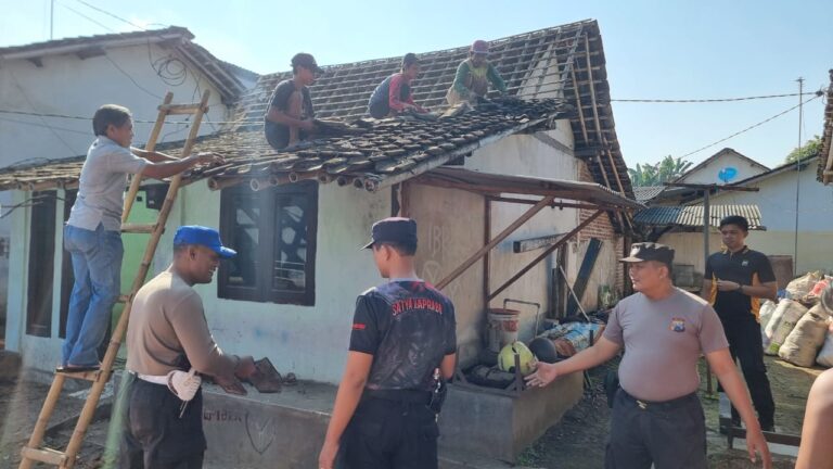 Sambut Hari Bhayangkara ke-78, Polres Jember Lakukan Aksi Sosial Bedah Rumah