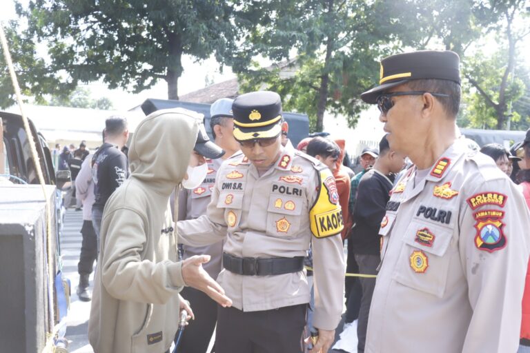 Polisi Kawal Aksi Damai PMII Situbondo Unras Tolak Wacana Bangun Wisata Karaoke Berlangsung Tertib