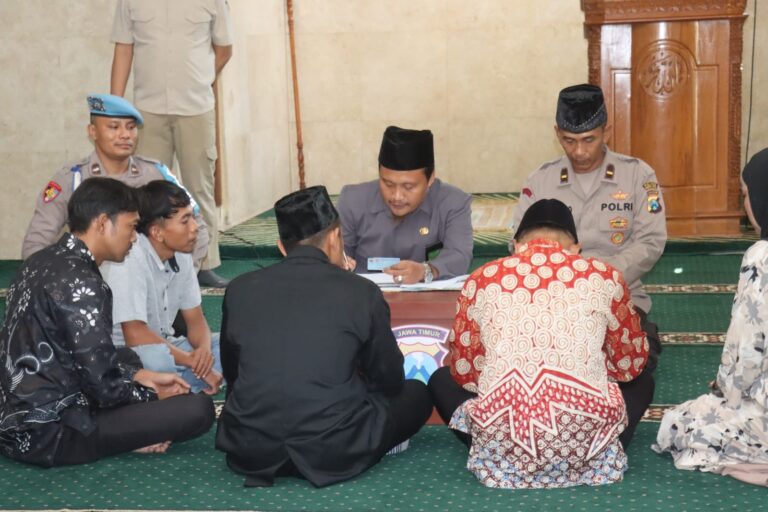Polisi Fasilitasi Tahanan Narkoba Menikah di Masjid Baiturahim Polres Kediri Kota