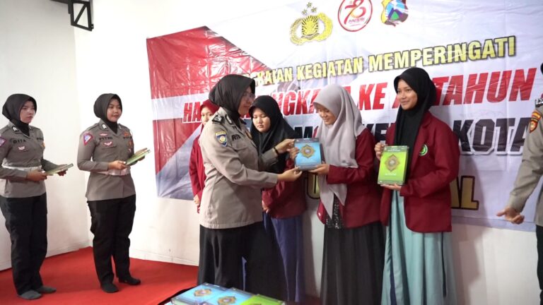Polwan Polres Mojokerto Kota Dukung Pendidikan Anak Bangsa, Puluhan Al-Quran Dibagikan