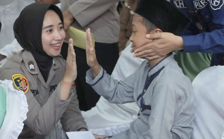 Sambut Hari Bhayangkara ke-78, Polwan Polres Mojokerto Gelar Bakti Kesehatan