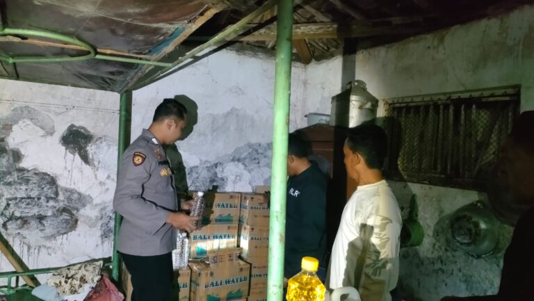 Polisi Berhasil Amankan Ratusan Botol Miras Jenis Arak di Situbondo