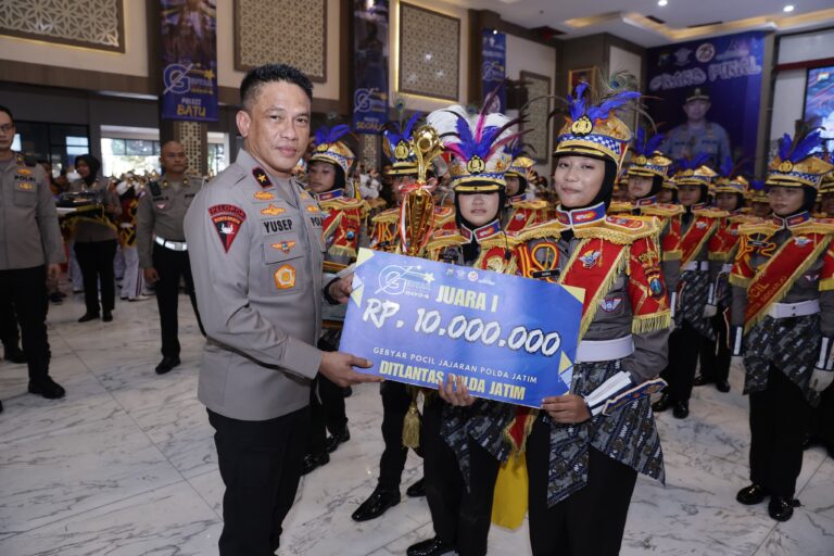 Wakapolda Jatim Serahkan Trophy 3 Pemenang Lomba Pocil Sambut Hari Bhayangkara ke-78