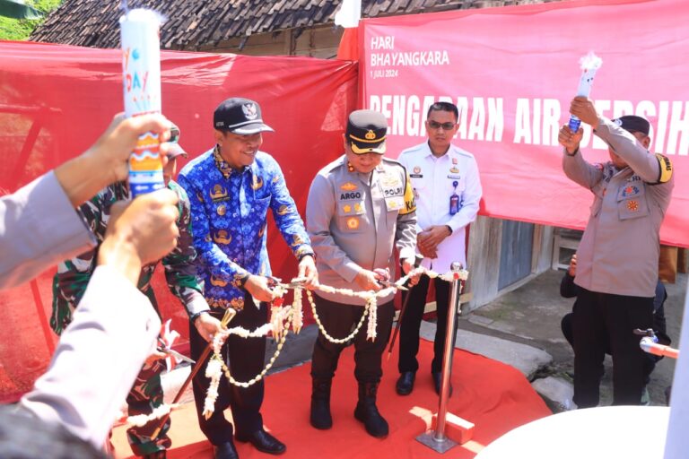 Bahagianya Warga Karanganyar Dapat Kado Sumur Bor di Hari Bhayangkara ke-78 dari Polres Ngawi