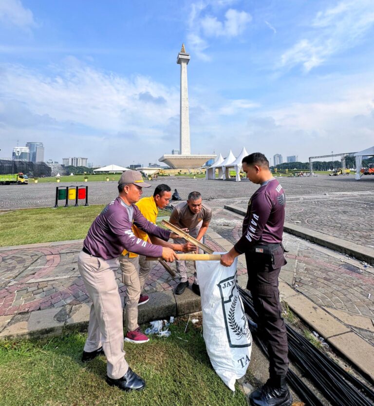 Polri Lakukan Bersih-bersih Usai Pesta Rakyat di Monas