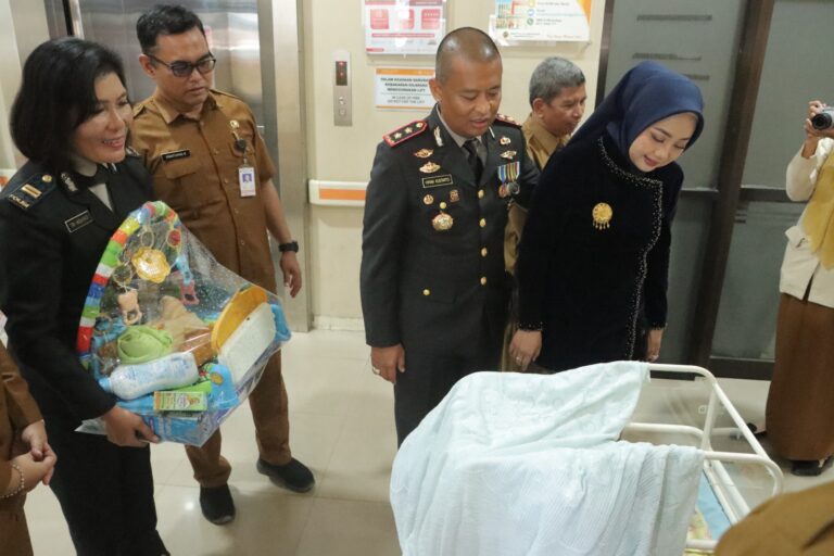 Kapolres Mojokerto Beri Kado untuk 3 Bayi Lahir di Hari Bhayangkara ke-78