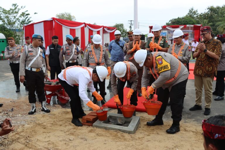 Irwasda Polda Jatim Letakan Batu Pertama Pembangunan Mako Polres Pamekasan
