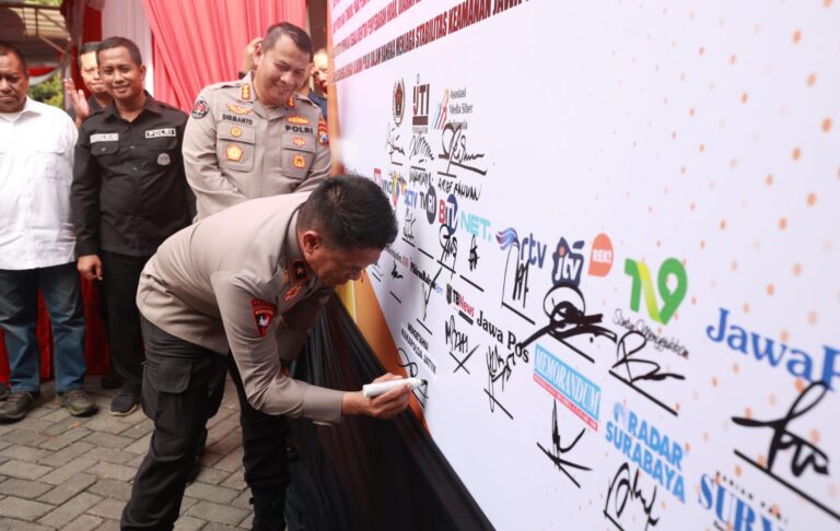 Buka Turnamen Bulutangkis Antar Media, Waka Polda Jatim dan Insan Pers Gelar Deklarasi Pilkada Damai