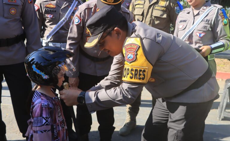 Operasi Patuh Semeru 2024, Polres Probolinggo Beri Hadiah untuk Pengendara Tertib