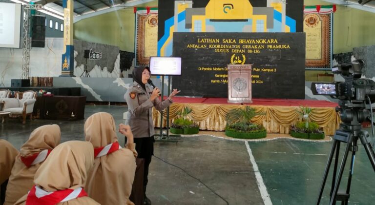 Polwan Polres Ngawi Beri Edukasi Cegah Bullying dan Kenakalan Remaja di Ponpes