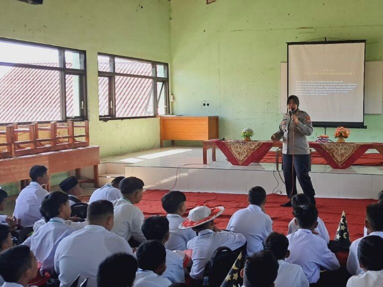 Polwan Polres Madiun Isi MPLS Ajak Pelajar Stop Bullying dan Bijak Bermedsos